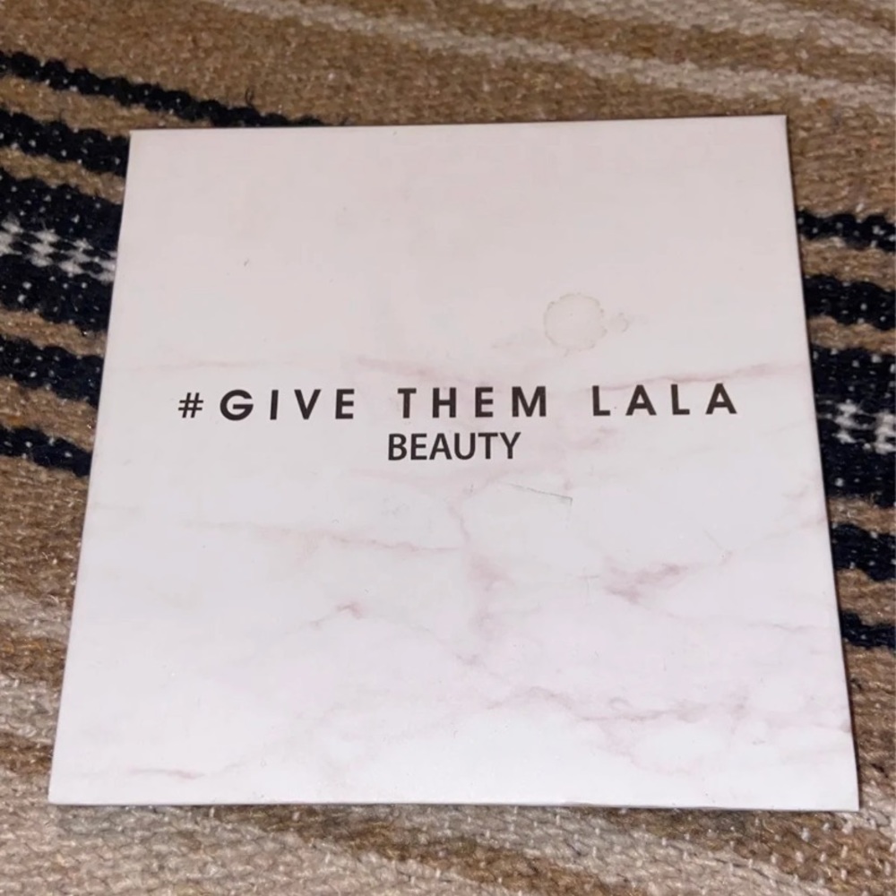 Give them Lala Beauty The Woman Eyeshadow Palette